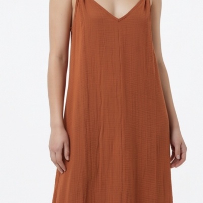 Vestido longo terracota com alças largas e botões castanhos