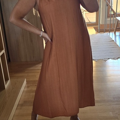 Vestido feminino longo castanho avermelhado com alças finas e detalhe circular no ombro.