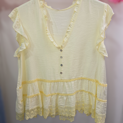 Blusa amarelo claro com botões e folhos