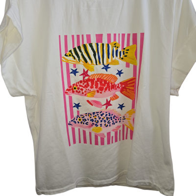 T-shirt branca com estampado frontal colorido de três peixes e estrelas