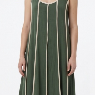 Vestido comprido verde escuro com riscas verticais bege
