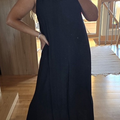 Vestido comprido preto com alças e detalhe redondo transparente numa alça.