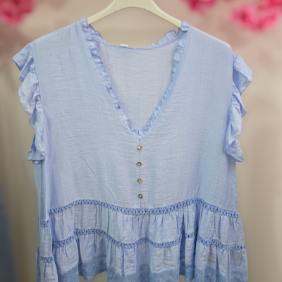 Blusa feminina azul claro com folhos e botões