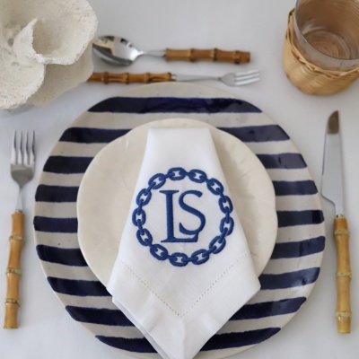 Conjunto de prato grande riscas azuis e branco com prato pequeno branco e guardanapo bordado LS azul