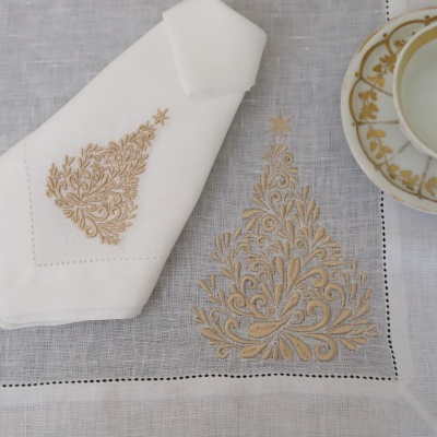 Guardanapo e toalha de mesa brancos com bordado dourado de árvore de Natal e conjunto de chá branco com detalhes dourados