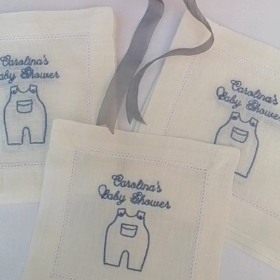 Panos brancos bordados com design azul para baby shower