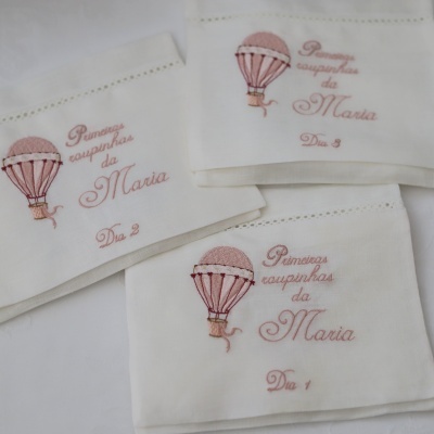 Toalhas bordadas brancas com balão cor-de-rosa e texto personalizadas