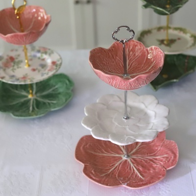 Suporte para doces de cerâmica em forma de pétalas com três andares e haste de metal prateado