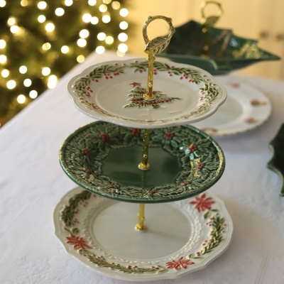Suporte de três níveis para bolos com decoração natalícia