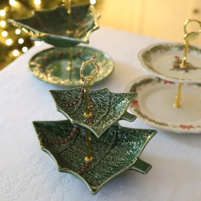 Suporte em duas camadas em porcelana com design de folhas verdes e punho dourado.