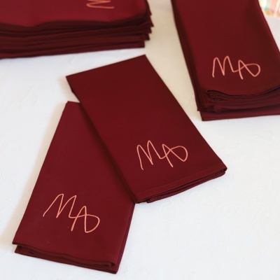 Toalhas bordô com bordado MAD