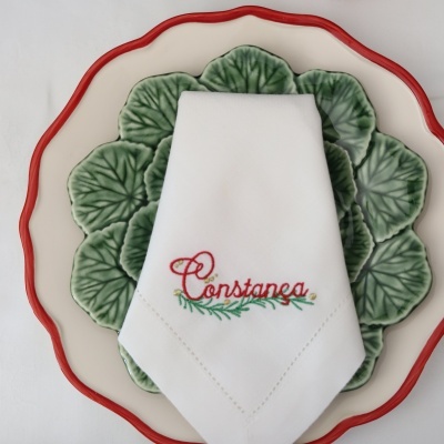 Pratos cerâmicos com guardanapo branco bordado