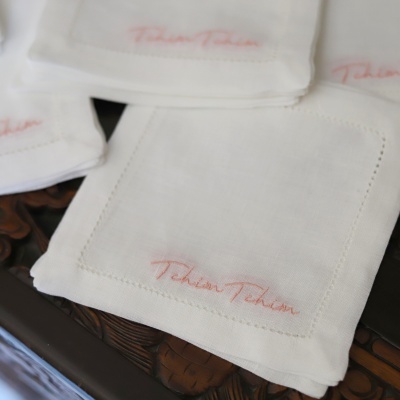 Lenços brancos bordados em vermelho com texto 