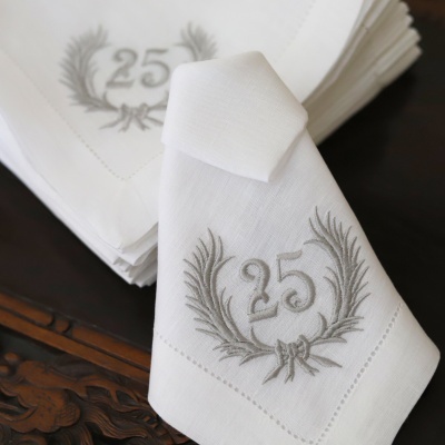 Guardanapo branco bordado com número 25 e ramos cinza
