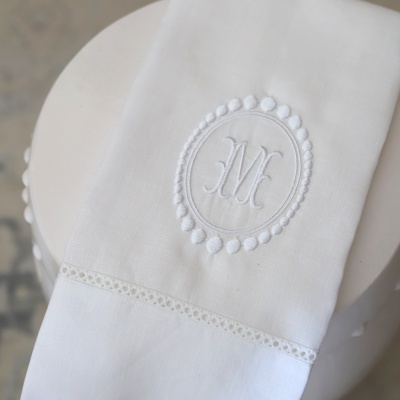 Guardanapo branco com bordado com letras MC em relevo