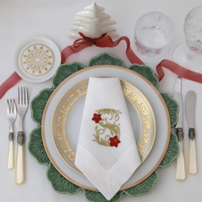 Conjunto de louça e talheres para refeição com decoração natalícia