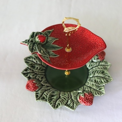 Taça dupla decorativa vermelha e verde com morangos em relevo