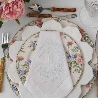Conjunto de loiça floral com talheres de cabo de bambu, guardanapo branco bordado e copo transparente