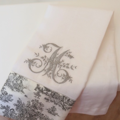 Guardanapo branco com bordado cinzento e padrão preto e branco campestre