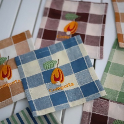 Panos de cozinha xadrez bordados com fruta e texto Cosquenta