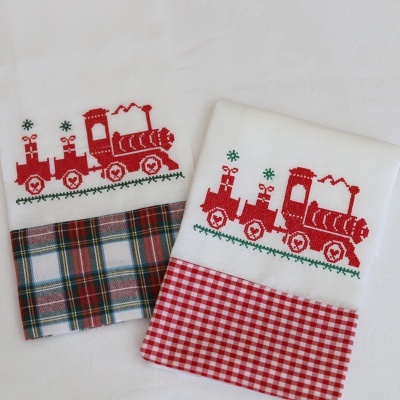 Duas toalhas brancas com bordado de comboio vermelho e padrão xadrez inferior