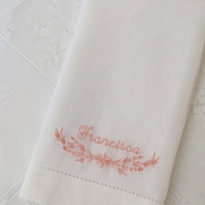 Toalha branca com bordado rosa do nome Francisca e flores