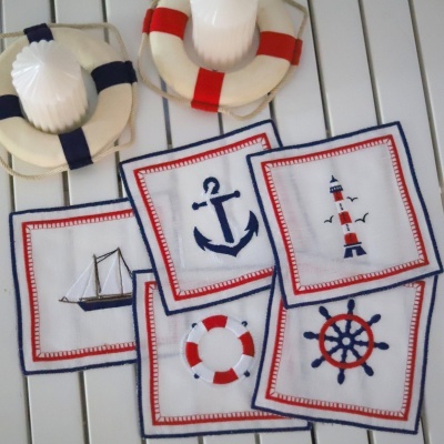 Jogos americanos com desenhos náuticos e bóias salva-vidas sobre mesa branca