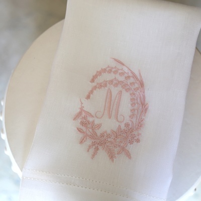Guardanapo branco com bordado rosa salmão em motivo floral e letra M