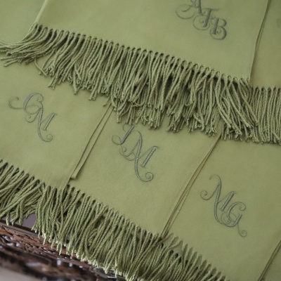 Lenços verdes com franjas e monogramas bordados