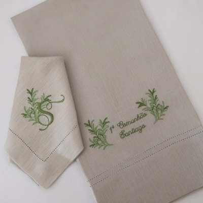 Jogo de toalha e guardanapo bege bordados verdes com textos e folhas