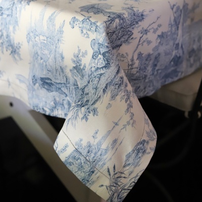 Guardanapo de tecido branco com padrão azul claro clássico