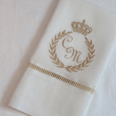 Toalha branca bordada com coroa e letras CM em dourado