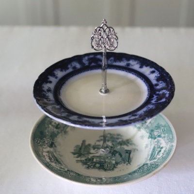 Suporte para bolos com duas placas de cerâmica estampada e haste metálica decorativa