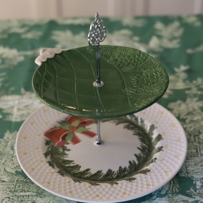 Suporte para bolos de duas camadas com padrões verdes e brancos decorativos