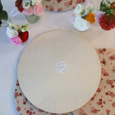 Mesa decorada com flores e objeto redondo com etiqueta Napkin & CO