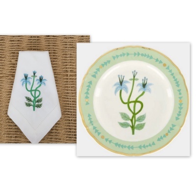 Prato e guardanapo brancos com bordado floral azul e verde