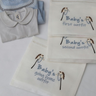 Fraldas brancas bordadas com cavalinho e texto azul e conjunto de bebé azul e branco