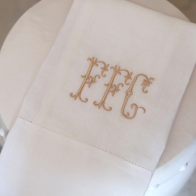 Guardanapo branco com bordado dourado de monograma