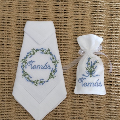 Toalha e saco branco bordados com nome Tomás e flores azuis