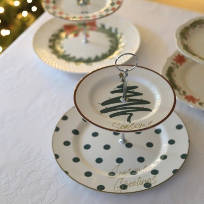 Conjunto de pratos para servir com decoração natalícia e suporte metálico