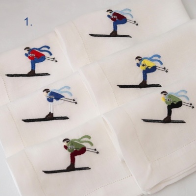 Conjunto de panos de prato brancos com bordados de esquiadores coloridos