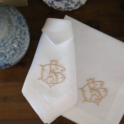 Guardanapos brancos bordados com letras douradas BS