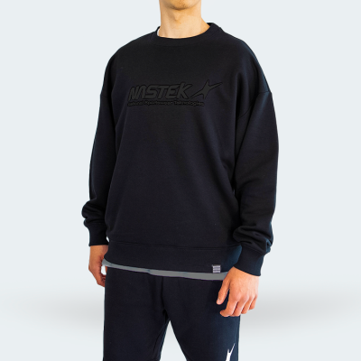 Sweatshirt preta com texto NASTEK em relevo vestida por homem