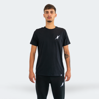 Homem a usar t-shirt preta com logótipo branco na zona do peito