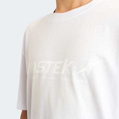 T-shirt branca com estampa em relevo e texto NISTEK