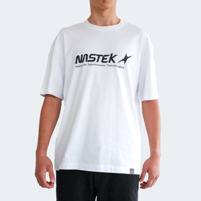 T-shirt branca com estampado preto NastTek vestida por homem.