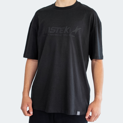 T-shirt preta de manga curta com estampa da marca NISTEK