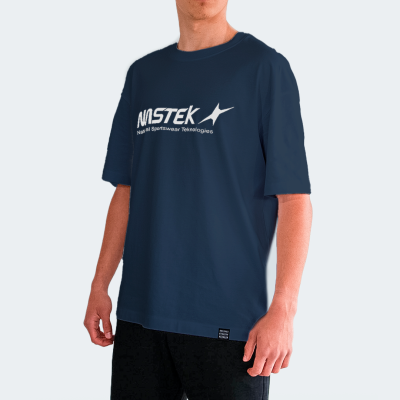 T-shirt azul escura com texto branco NNSTEK e logótipo de estrela