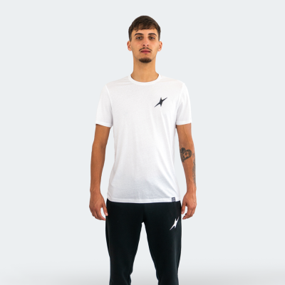 Modelo a usar t-shirt branca e calças pretas com logótipos