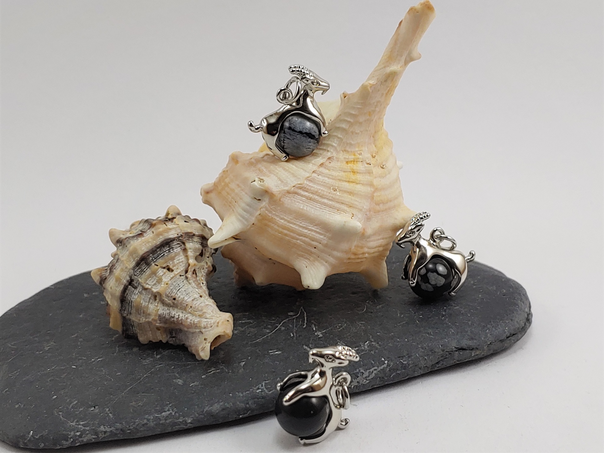 Pendente do signo Capricórnio com bola Pendente do signo Capricórnio com bola